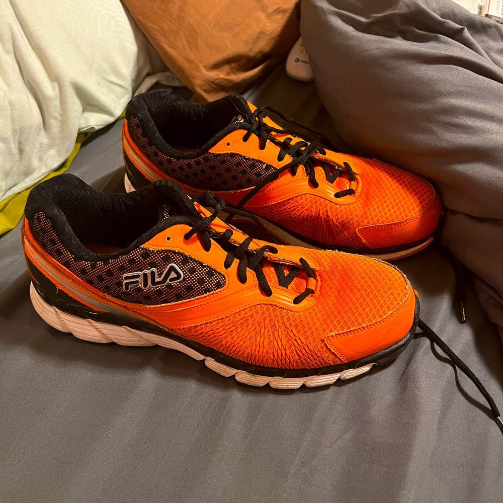 Tennis shoes